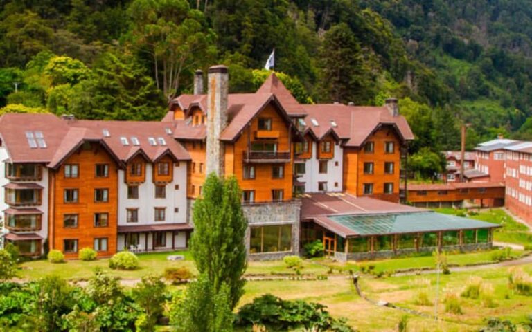 Puerto Varas: Peulla Day Trip - Ensenada and Petrohué Falls Walkways (Entry Isn’t Included)