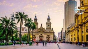 Santiago: City Highlights Walking Tour - La Moneda and Plaza de Armas: the classic core in human scale