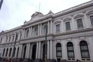 Santiago: Guided Walking Tour of the Historical Old Town - La Moneda to Downtown Institutions: Where the City Makes Its Decisions