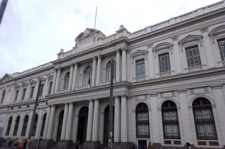 Santiago: Guided Walking Tour of the Historical Old Town - La Moneda to Downtown Institutions: Where the City Makes Its Decisions